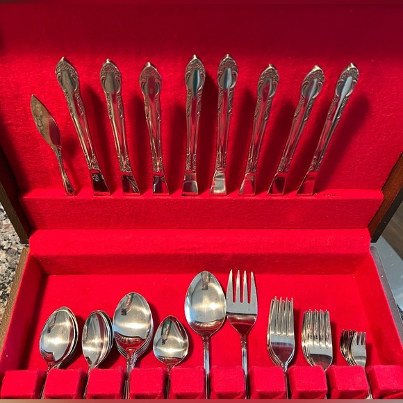 Vintage McGraw Tarnish Proof Silverware Chest with 62 Northland Stainless Pieces - Picture 1 of 12